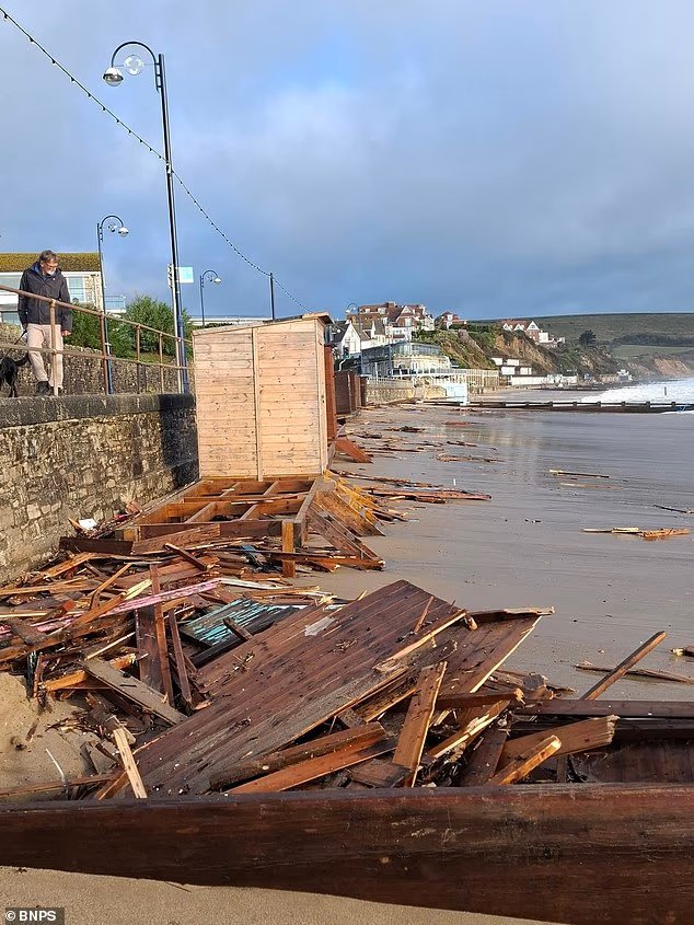 La tempesta Boelo colpisce il Regno Unito un giorno dopo la tempesta Austen: venti a 80 miglia orarie colpiscono traghetti e treni con più case che devono affrontare interruzioni di corrente mentre il Met Office emette un raro allarme color ambra La tempesta Boelo colpisce il Regno Unito un giorno dopo la tempesta Austen: venti a 80 miglia orarie colpiscono traghetti e treni con più case che devono affrontare interruzioni di corrente mentre il Met Office emette un raro allarme color ambra