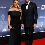 Le star arrivano per la sfarzosa festa del Pallone d’Oro a Londra: la star del Trono di Spade Sophie Turner, Jorja Smith e Kate Scott si uniscono alle leggende dello sport Gary Lineker e Ronaldo… con il capitano dell’Inghilterra Harry Kane che spera di ottenere il primo premio