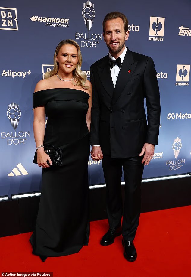 Le star arrivano per la sfarzosa festa del Pallone d’Oro a Londra: la star del Trono di Spade Sophie Turner, Jorja Smith e Kate Scott si uniscono alle leggende dello sport Gary Lineker e Ronaldo… con il capitano dell’Inghilterra Harry Kane che spera di ottenere il primo premio Le star arrivano per la sfarzosa festa del Pallone d’Oro a Londra: la star del Trono di Spade Sophie Turner, Jorja Smith e Kate Scott si uniscono alle leggende dello sport Gary Lineker e Ronaldo… con il capitano dell’Inghilterra Harry Kane che spera di ottenere il primo premio