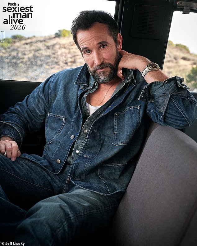 La star di Pitt Noah Wyle, 55 anni, è stato nominato l’uomo più sexy del mondo da People e dice che pensava che il riconoscimento fosse “uno scherzo” La star di Pitt Noah Wyle, 55 anni, è stato nominato l’uomo più sexy del mondo da People e dice che pensava che il riconoscimento fosse “uno scherzo”