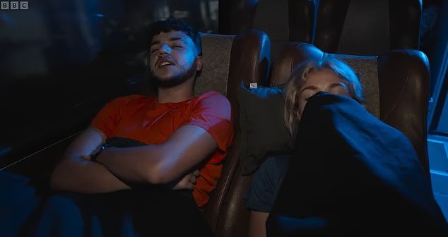I fan di Celebrity Race Across The World temono per l’ultimo posto, Princess e Junior Andre, mentre affrontano un viaggio da “incubo” su un autobus pieno di viaggiatori vomitanti I fan di Celebrity Race Across The World temono per l’ultimo posto, Princess e Junior Andre, mentre affrontano un viaggio da “incubo” su un autobus pieno di viaggiatori vomitanti