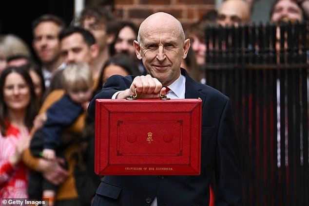 DANIEL HANNAN: Quando gli elettori si renderanno conto del fatto che non esiste un albero magico dei soldi, nonostante tutti gli omaggi distribuiti dal Labour? DANIEL HANNAN: Quando gli elettori si renderanno conto del fatto che non esiste un albero magico dei soldi, nonostante tutti gli omaggi distribuiti dal Labour?