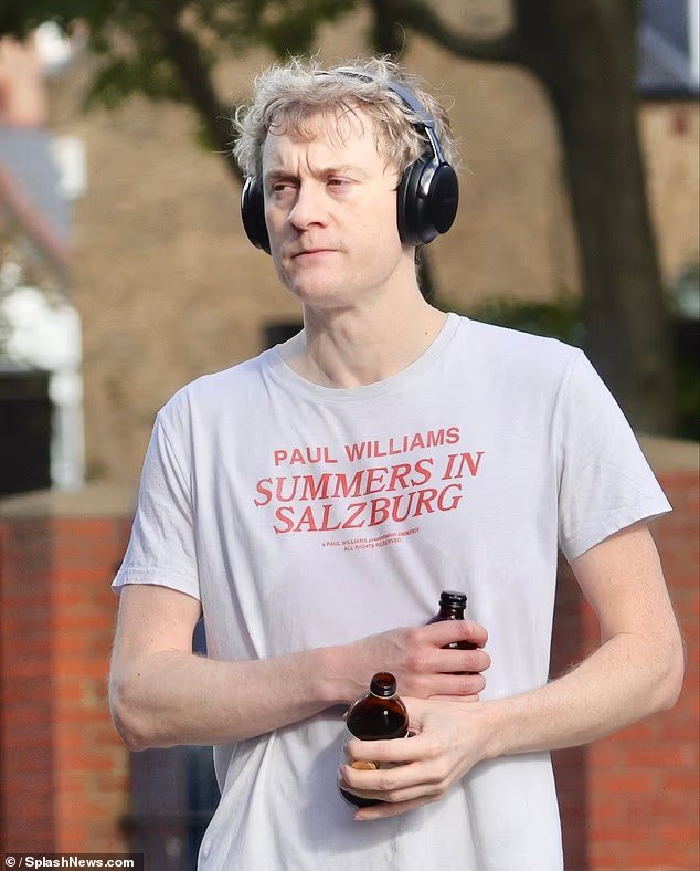 James Acaster suda nervosamente in palestra mentre i suoi co-protagonisti di Celebrity Traitors si precipitano a difendere la sua tavola rotonda bomba rivelando e lodando come “un’anima straordinaria” James Acaster suda nervosamente in palestra mentre i suoi co-protagonisti di Celebrity Traitors si precipitano a difendere la sua tavola rotonda bomba rivelando e lodando come “un’anima straordinaria”