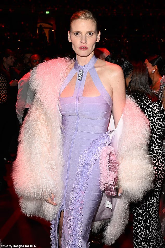 L’ex moglie della top model di David Walliams, Lara Stone, 42 anni, rivela che le è stato diagnosticato un cancro al seno poiché ammette che è un “enorme shock” e che è già in cura L’ex moglie della top model di David Walliams, Lara Stone, 42 anni, rivela che le è stato diagnosticato un cancro al seno poiché ammette che è un “enorme shock” e che è già in cura