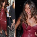 Sofia Vergara stupisce con un abito aderente in pelle bordeaux durante la settimana della moda di Parigi