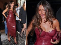 Sofia Vergara stupisce con un abito aderente in pelle bordeaux durante la settimana della moda di Parigi
