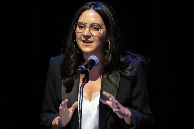 Lo staff infuriato della CBS non riesce ancora a mettersi in contatto con Bari Weiss dopo il crollo degli scandali e degli ascolti Lo staff infuriato della CBS non riesce ancora a mettersi in contatto con Bari Weiss dopo il crollo degli scandali e degli ascolti