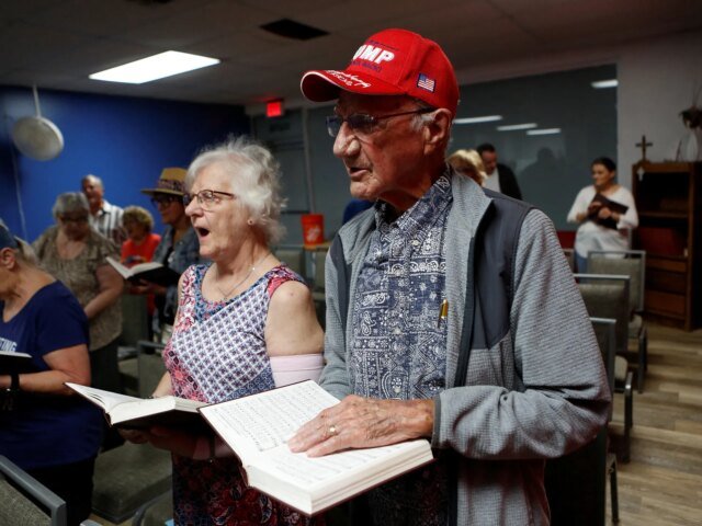 Il sostegno evangelico bianco a Trump diminuisce, ma è ancora forte con l’avvicinarsi delle elezioni di metà mandato