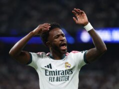 Vinicius si scusa per il cartellino rosso strappato ma potrebbe saltare El Clasico