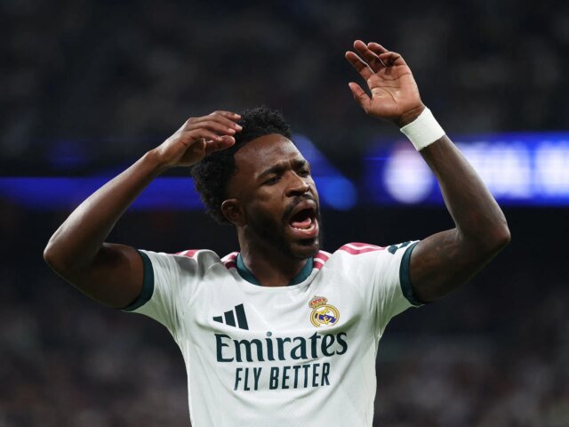 Vinicius si scusa per il cartellino rosso strappato ma potrebbe saltare El Clasico Vinicius si scusa per il cartellino rosso strappato ma potrebbe saltare El Clasico