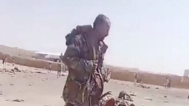 Almeno 18 morti nell’attacco degli Houthi al campo militare nello Shabwa, nello Yemen Almeno 18 morti nell’attacco degli Houthi al campo militare nello Shabwa, nello Yemen