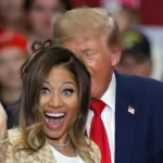 Le manifestazioni elettorali di Trump stanno diventando sempre più strane, rilassate e razziste