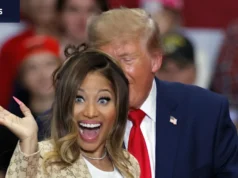 Le manifestazioni elettorali di Trump stanno diventando sempre più strane, rilassate e razziste