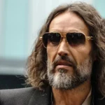 Russell Brand si è comportato come uno “spietato” predatore sessuale, sostengono i pubblici ministeri