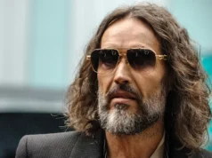 Russell Brand si è comportato come uno “spietato” predatore sessuale, sostengono i pubblici ministeri