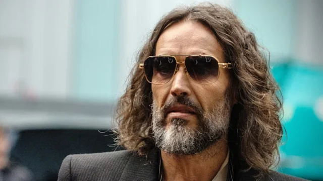 Russell Brand si è comportato come uno “spietato” predatore sessuale, sostengono i pubblici ministeri Russell Brand si è comportato come uno “spietato” predatore sessuale, sostengono i pubblici ministeri