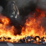 Fiamme, gas lacrimogeni e granate assordanti: come un maniaco delle aule e dei bagni è esploso in violente proteste di massa