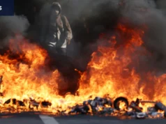 Fiamme, gas lacrimogeni e granate assordanti: come un maniaco delle aule e dei bagni è esploso in violente proteste di massa