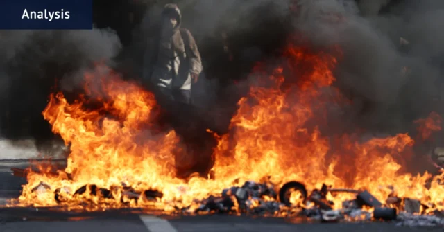 Fiamme, gas lacrimogeni e granate assordanti: come un maniaco delle aule e dei bagni è esploso in violente proteste di massa Fiamme, gas lacrimogeni e granate assordanti: come un maniaco delle aule e dei bagni è esploso in violente proteste di massa