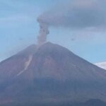 Il monte Semeru ha eruttato 9 volte oggi, l’altezza dell’eruzione ha raggiunto i 900 metri