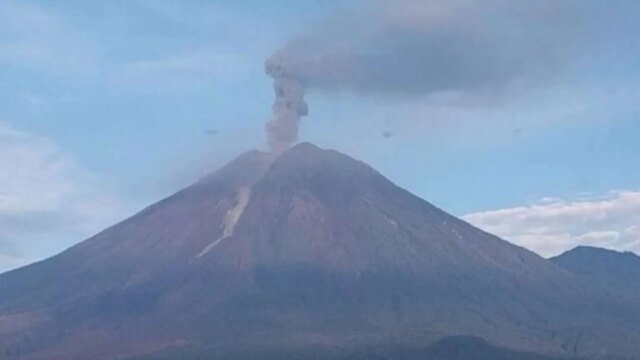 Il monte Semeru ha eruttato 9 volte oggi, l’altezza dell’eruzione ha raggiunto i 900 metri Il monte Semeru ha eruttato 9 volte oggi, l’altezza dell’eruzione ha raggiunto i 900 metri