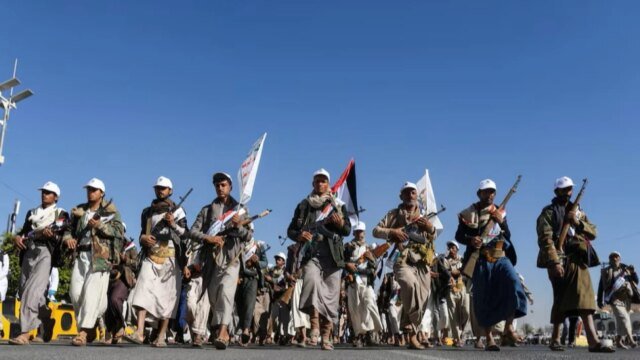 Chi sono gli Houthi, il gruppo alleato dell’Iran nello Yemen che sta interrompendo il commercio nel Mar Rosso?