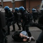 La polizia italiana brandisce manganelli, i francesi lanciano gas lacrimogeni durante le ultime proteste