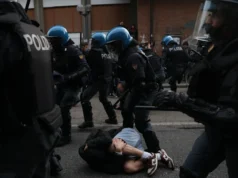 La polizia italiana brandisce manganelli, i francesi lanciano gas lacrimogeni durante le ultime proteste
