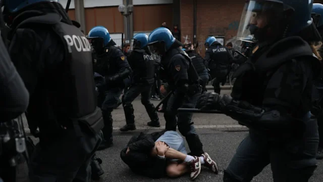 La polizia italiana brandisce manganelli, i francesi lanciano gas lacrimogeni durante le ultime proteste La polizia italiana brandisce manganelli, i francesi lanciano gas lacrimogeni durante le ultime proteste