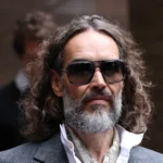 Cosa sapere sul processo per stupro e violenza sessuale di Russell Brand