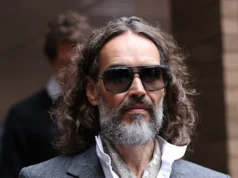 Cosa sapere sul processo per stupro e violenza sessuale di Russell Brand