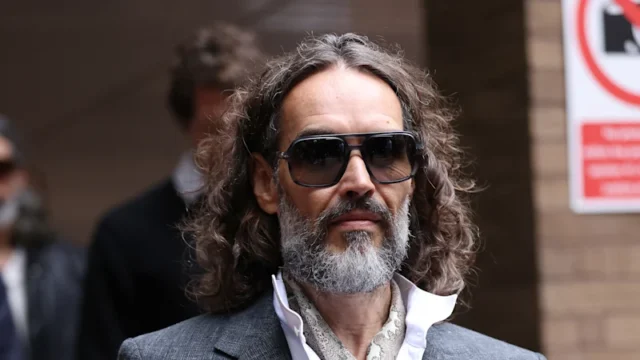 Cosa sapere sul processo per stupro e violenza sessuale di Russell Brand