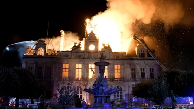 Smascherato: l’estremista di estrema sinistra sospettato di aver bruciato il municipio di 143 anni Smascherato: l’estremista di estrema sinistra sospettato di aver bruciato il municipio di 143 anni