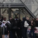 Gli studenti bloccano il Louvre mentre la Francia introduce il coprifuoco locale