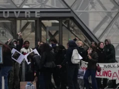 Gli studenti bloccano il Louvre mentre la Francia introduce il coprifuoco locale