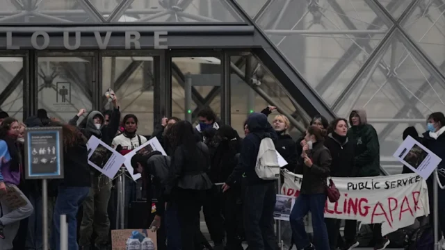 Gli studenti bloccano il Louvre mentre la Francia introduce il coprifuoco locale Gli studenti bloccano il Louvre mentre la Francia introduce il coprifuoco locale