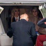 La fotografia intima che cattura la fame di Trump, proprio mentre la sua bolla scoppia