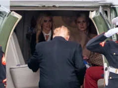 La fotografia intima che cattura la fame di Trump, proprio mentre la sua bolla scoppia