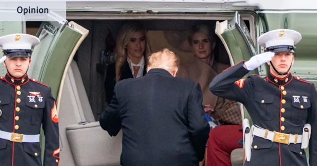 La fotografia intima che cattura la fame di Trump, proprio mentre la sua bolla scoppia La fotografia intima che cattura la fame di Trump, proprio mentre la sua bolla scoppia