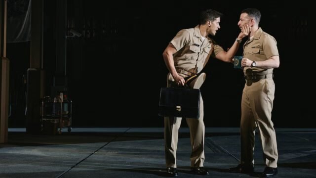 Recensione di Broadway “A Few Good Men”: Creaky Old Play di Aaron Sorkin