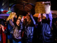 Migliaia di persone protestano in tutta la Polonia per l’accesso all’aborto gratuito e legale