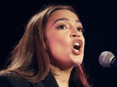 AOC parla dal pulpito della chiesa cattolica, mobilitando la sinistra