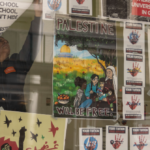 Ex studentessa ebrea fa causa alla scuola di New York, afferma che l’amministratore si è rifiutato di aiutarla mentre i manifestanti la spingevano e le sputavano addosso