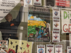 Ex studentessa ebrea fa causa alla scuola di New York, afferma che l’amministratore si è rifiutato di aiutarla mentre i manifestanti la spingevano e le sputavano addosso