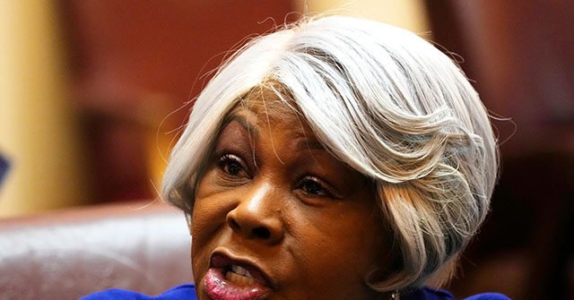 Dipartimento di Giustizia: Louise Lucas, senatrice democratica dello stato della Virginia, accusata di traffico di droga e riciclaggio di denaro Dipartimento di Giustizia: Louise Lucas, senatrice democratica dello stato della Virginia, accusata di traffico di droga e riciclaggio di denaro