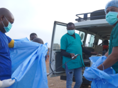 La violenza delle milizie svuota il campo da 19.000 persone nel cuore dell’epidemia di Ebola mentre il bilancio delle vittime aumenta