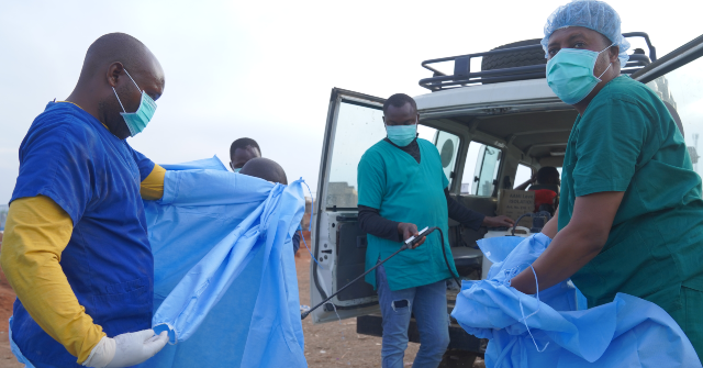 La violenza delle milizie svuota il campo da 19.000 persone nel cuore dell’epidemia di Ebola mentre il bilancio delle vittime aumenta La violenza delle milizie svuota il campo da 19.000 persone nel cuore dell’epidemia di Ebola mentre il bilancio delle vittime aumenta