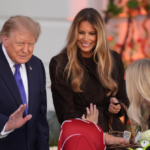 GUARDA – Il presidente Trump e la First Lady accolgono 6.000 ospiti per Halloween alla Casa Bianca: “Niente trucchi, solo dolcetti”