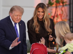 GUARDA – Il presidente Trump e la First Lady accolgono 6.000 ospiti per Halloween alla Casa Bianca: “Niente trucchi, solo dolcetti”