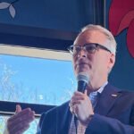 Il democratico Adam Hamilton si arricchisce grazie alla sua megachiesa